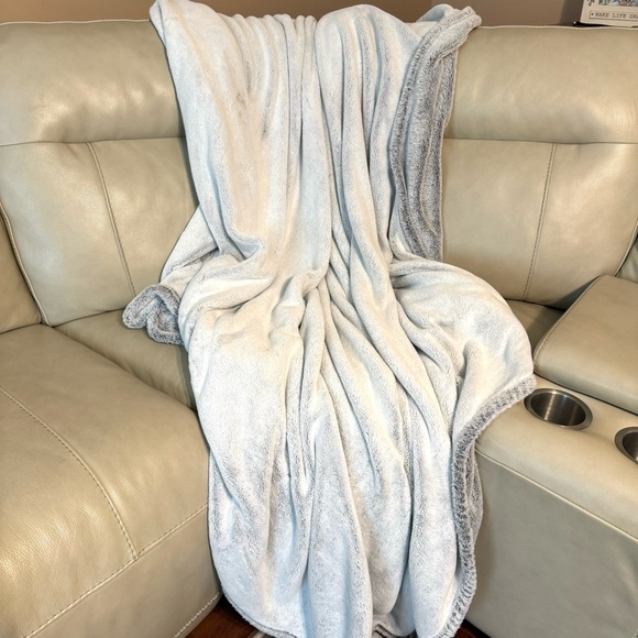 Berkshire Super Soft Queen Blanket Snowy Gray 82 W X 92 L - Picture 2 of 4